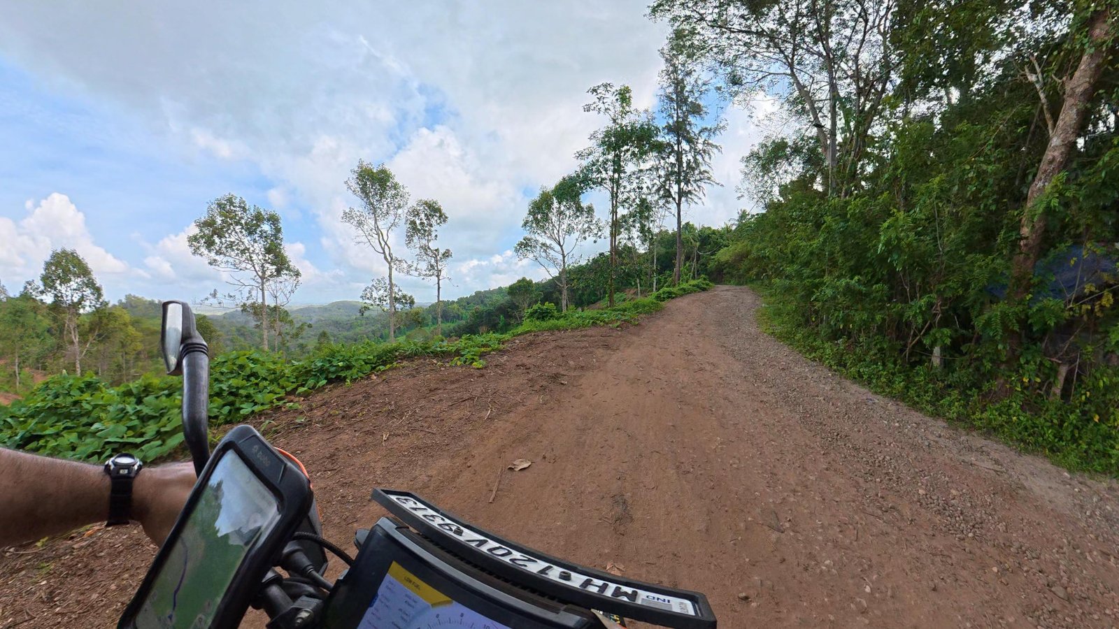 Road to Vellanikkal Paramukal